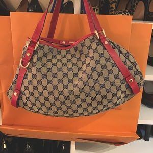 •   Gucci Medium Shoulder Bag
•   Pristine